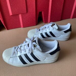 Adidas Superstars Youth 5.5 / Women’s 7 White with Black Stripes